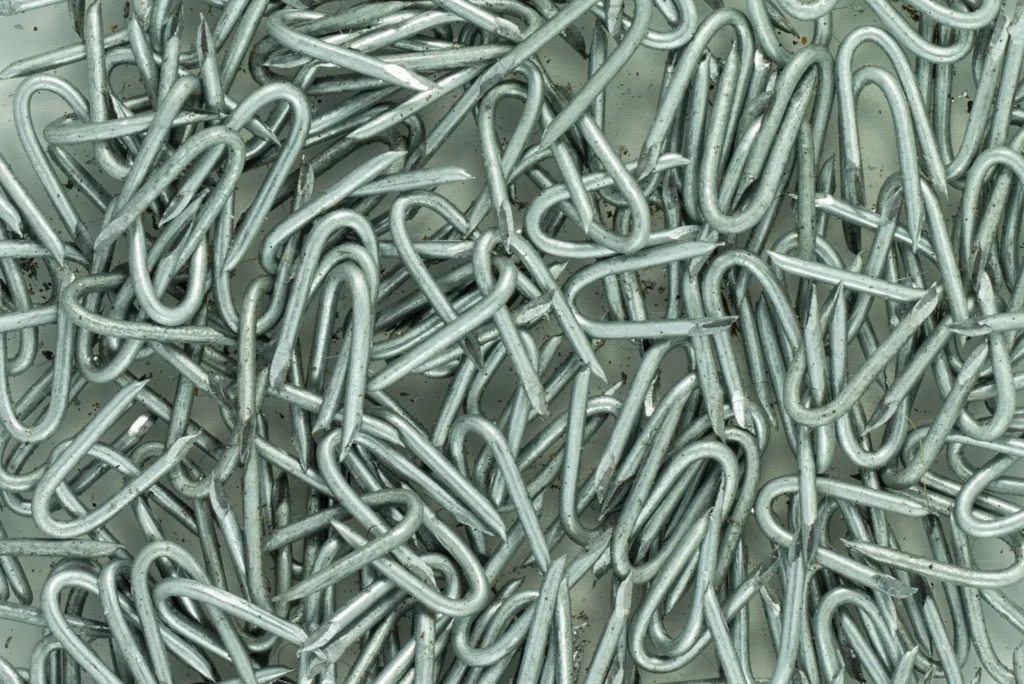 Grapas de sujeción la clave para moldes seguros y estables