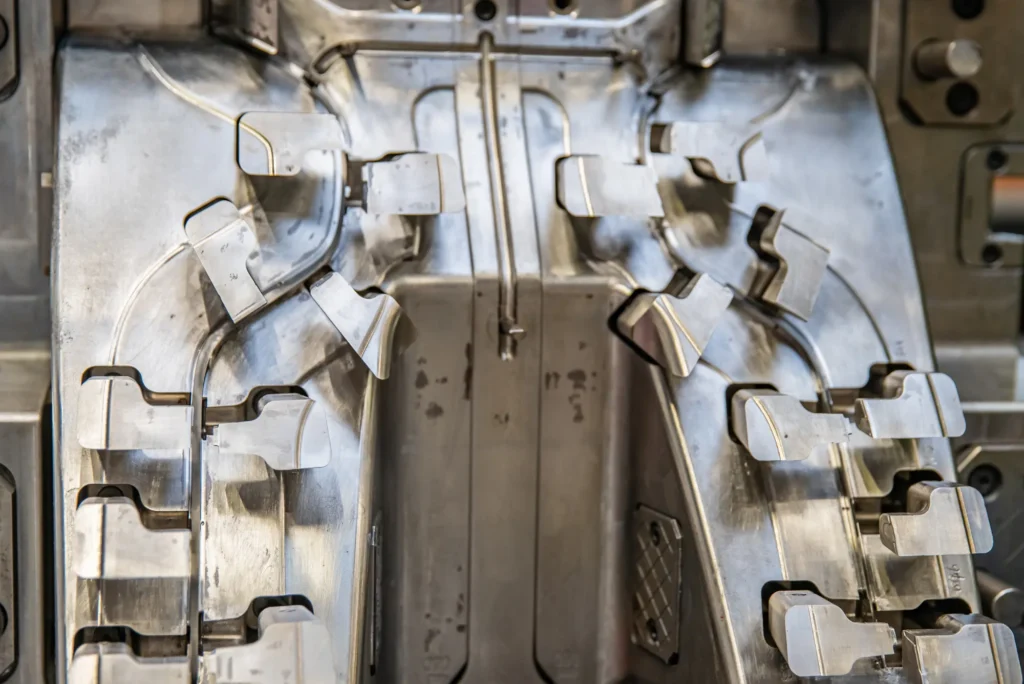 Grapas mecanizadas para moldes precisión y resistencia